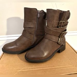 NWOT Dream Pairs Brown booties size 6